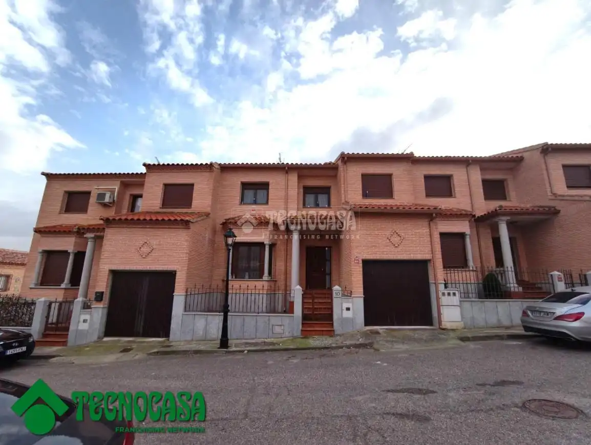 Vista exterior de Casa adosada en venda en Gálvez amb Terrassa