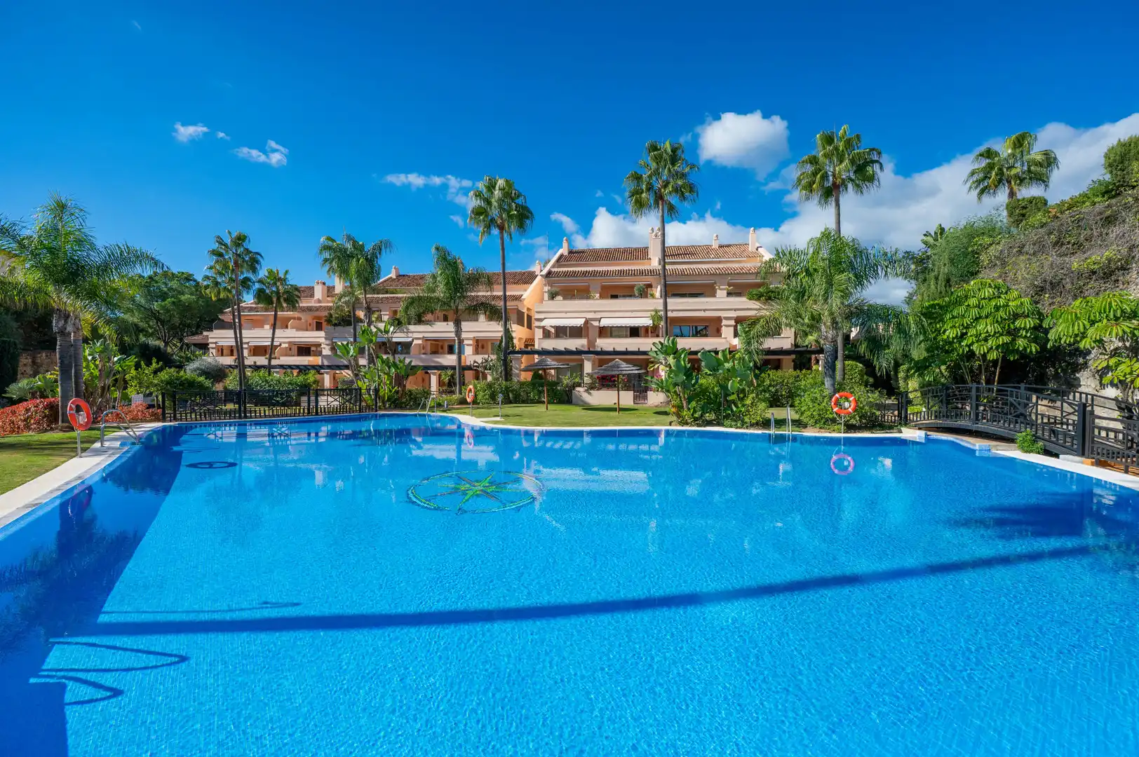 Vista exterior de Apartament en venda en Marbella amb Aire condicionat, Terrassa i Piscina