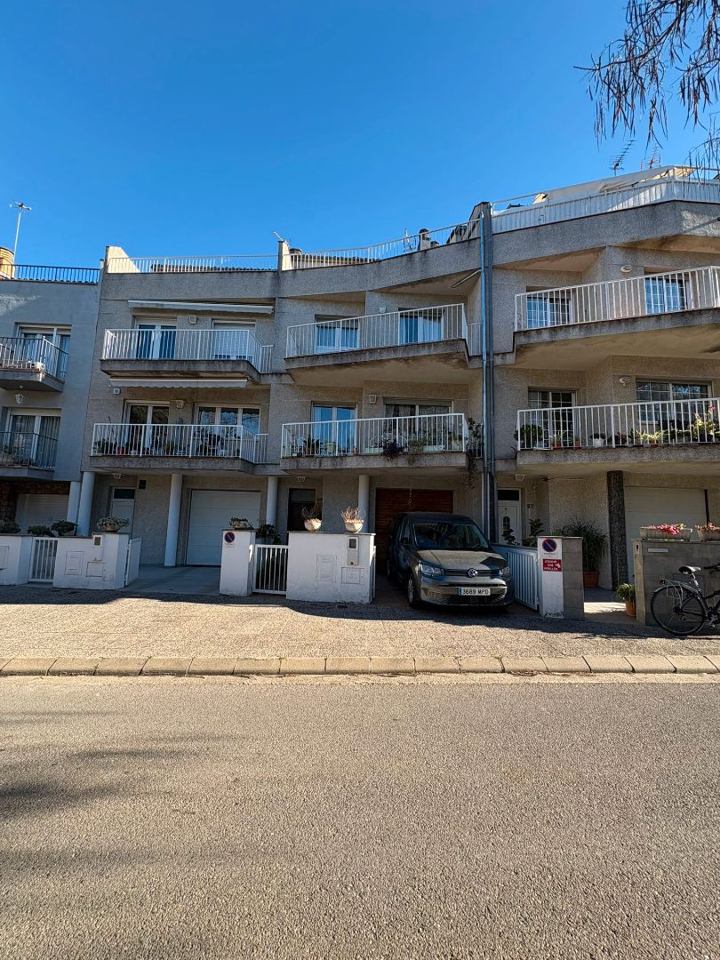 Vista exterior de Casa adosada en venda en Girona Capital amb Aire condicionat, Calefacció i Terrassa