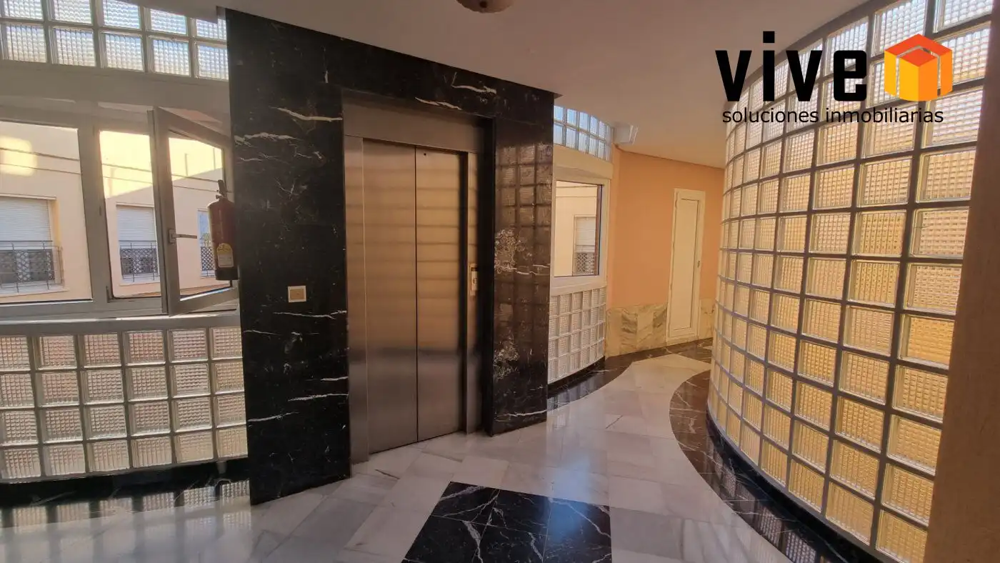 Wohnung zur Miete in Sevilla mit Klimaanlage, Terrasse und Abstellraum