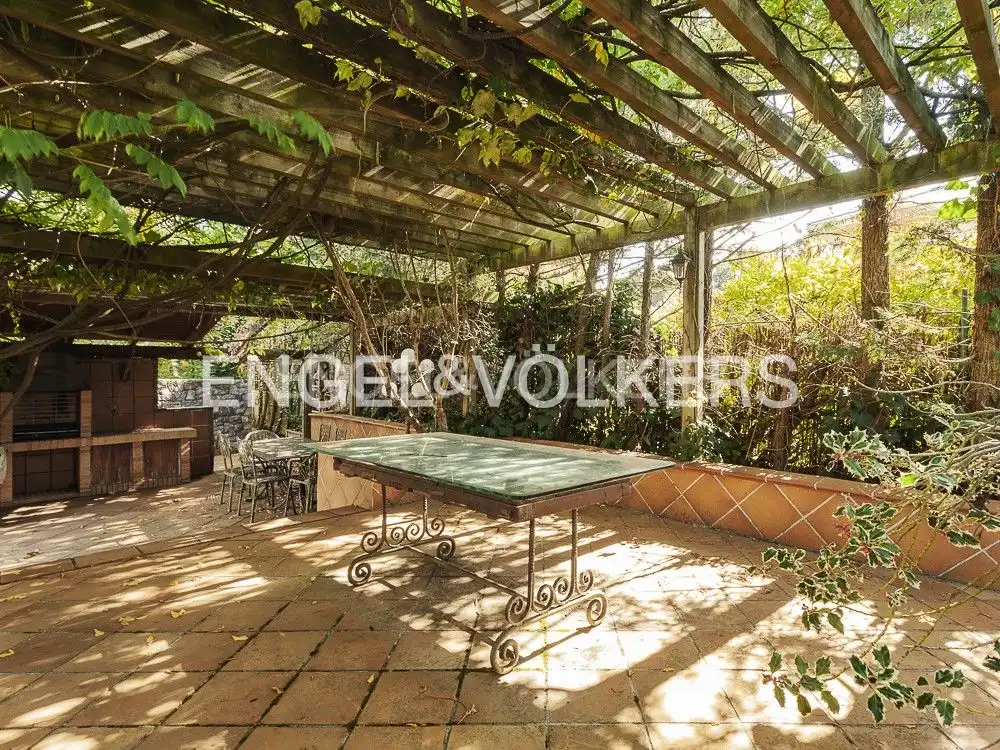 Terrasse von Country house zum Verkauf in Seva mit Klimaanlage, Heizung und Privatgarten