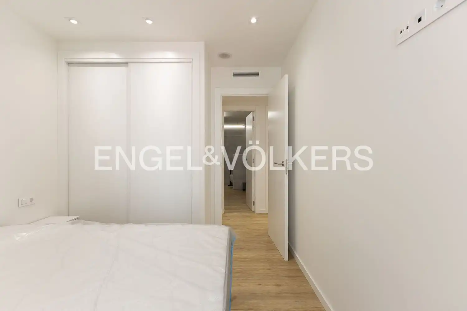 Bedroom of Flat for rent in Valencia  with Air Conditioner, Heating and Terrace