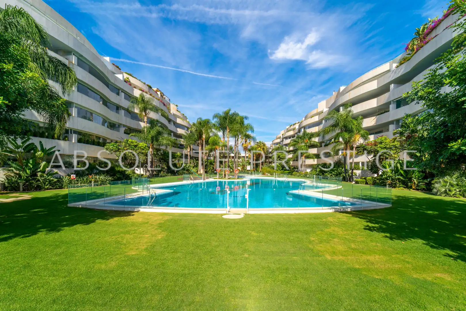 Vista exterior de Apartament en venda en Marbella amb Aire condicionat, Terrassa i Piscina