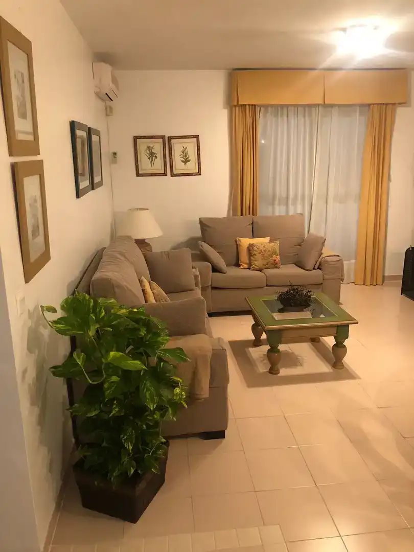 Sala d'estar de Casa adosada de lloguer en Rota amb Aire condicionat, Jardí privat i Piscina