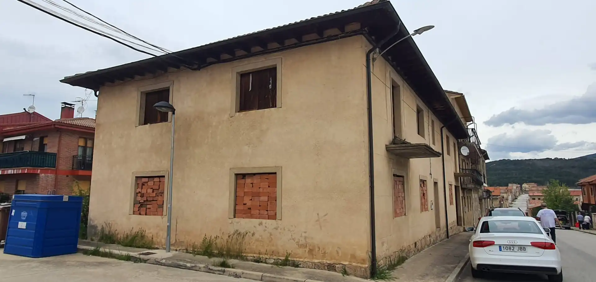 Vista exterior de Casa o xalet en venda en Regumiel de la Sierra amb Jardí privat i Traster