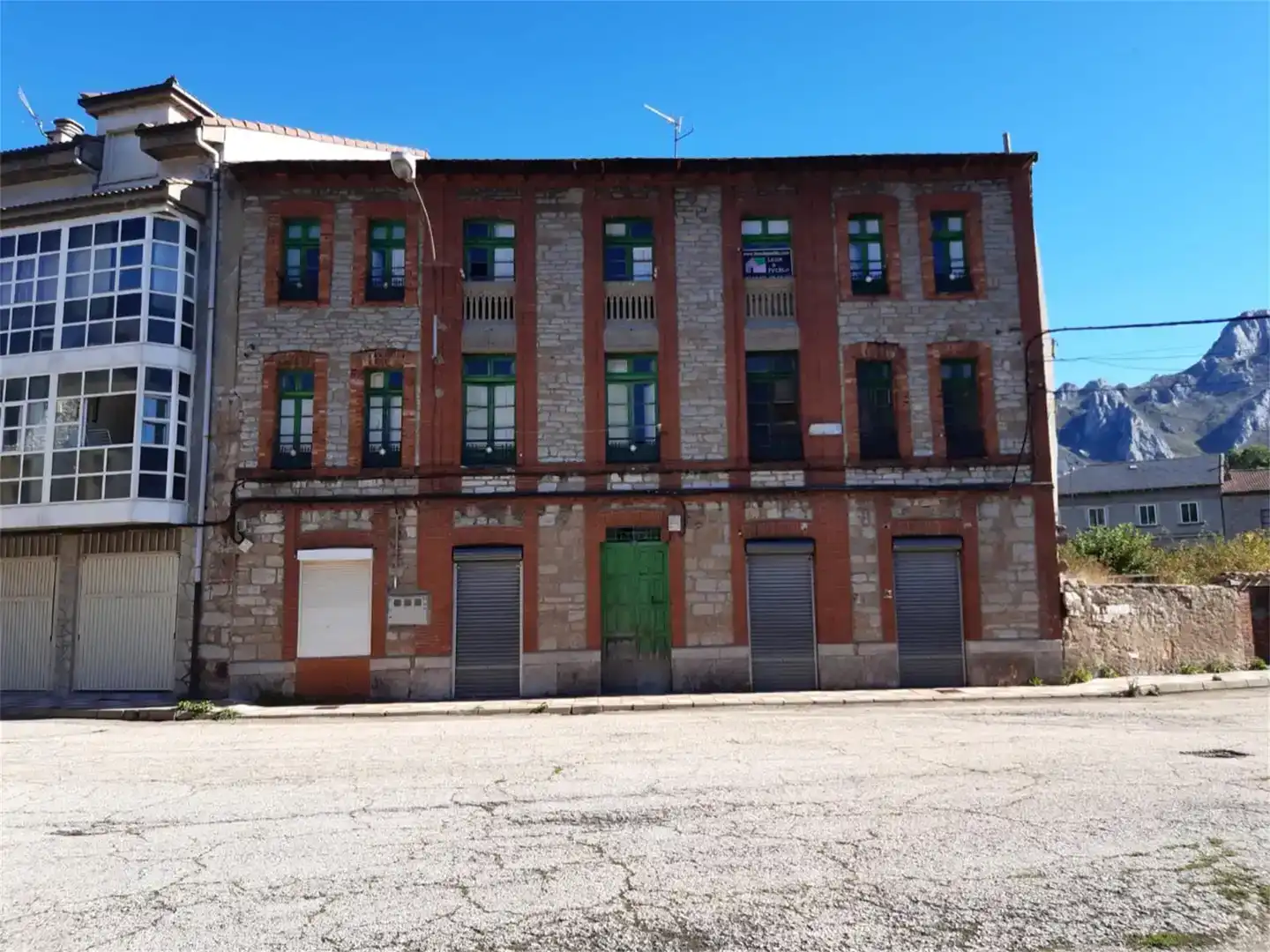 Vista exterior de Casa adosada en venda en Villamanín amb Jardí privat
