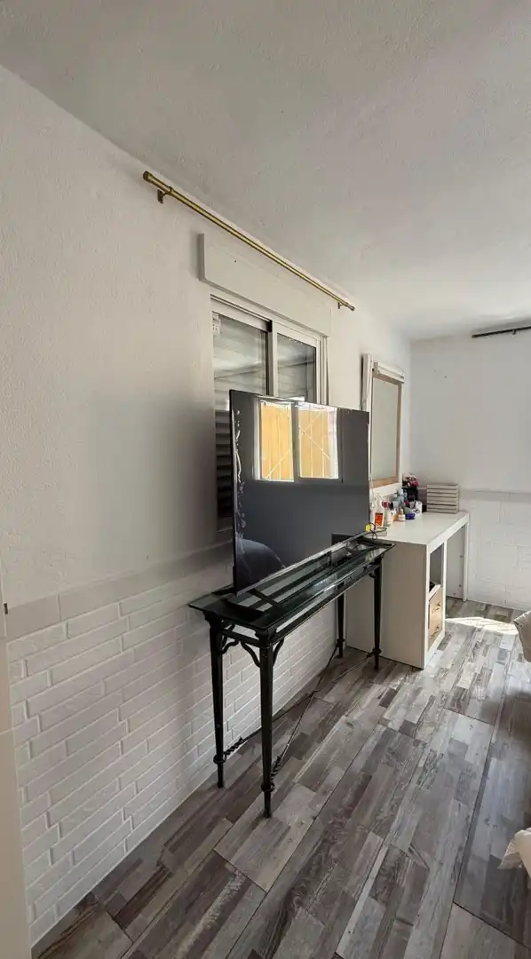 Sala d'estar de Casa adosada en venda en Cornellà de Llobregat amb Aire condicionat, Calefacció i Terrassa