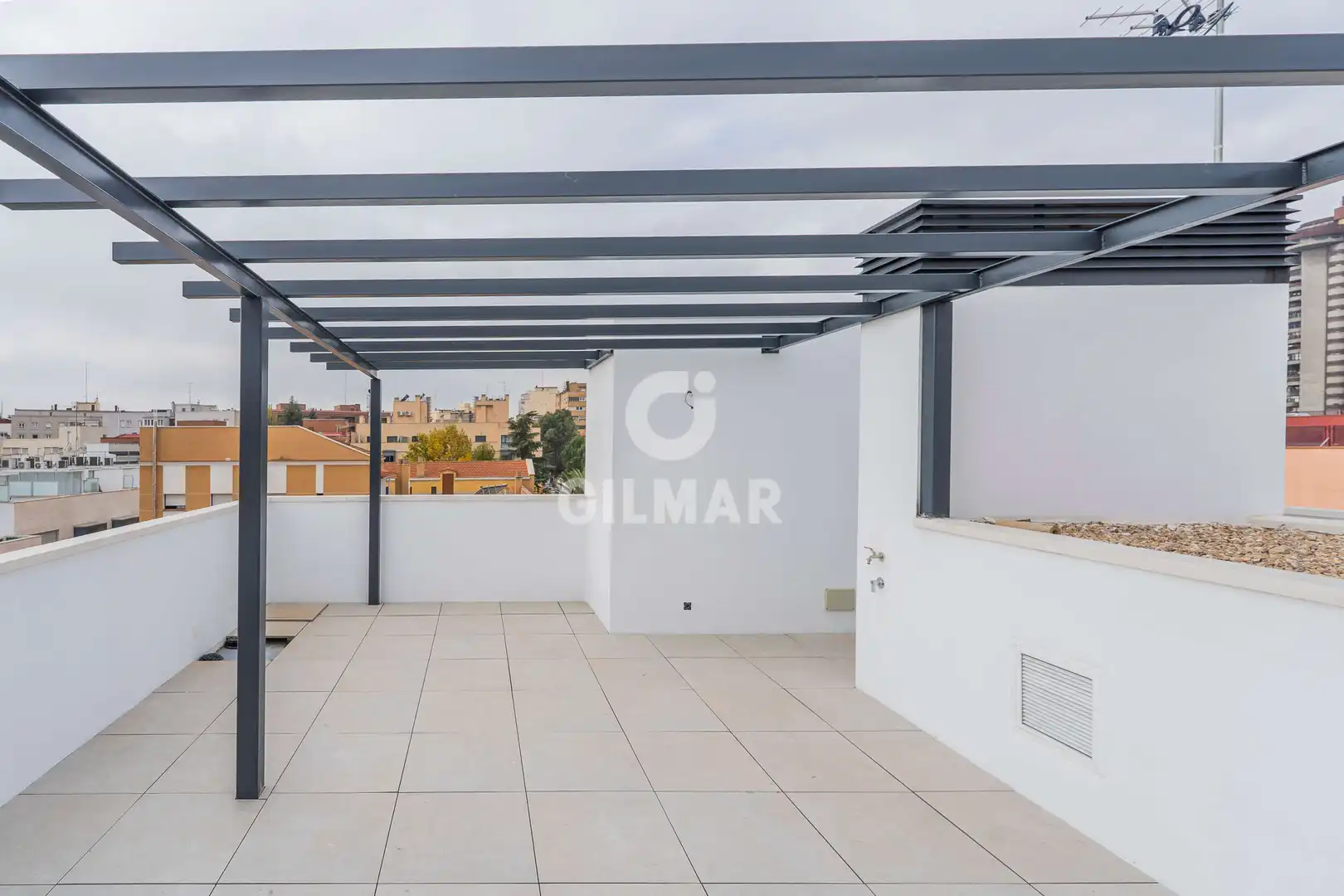 Terraza de Ático en venta en Madrid con Calefacción, Trastero y Balcón