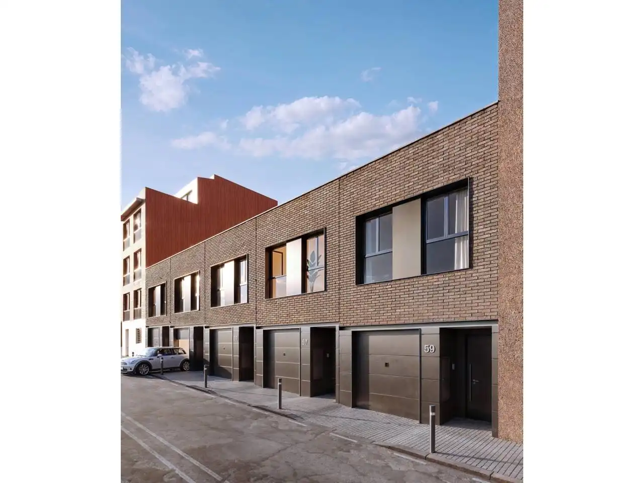 Außenansicht von Einfamilien-Reihenhaus zum Verkauf in Terrassa mit Heizung, Terrasse und Schwimmbad