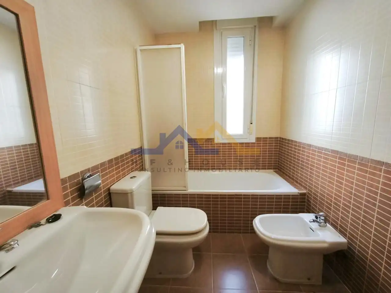 Badezimmer von Wohnung zum Verkauf in Ontígola mit Klimaanlage, Heizung und Privatgarten