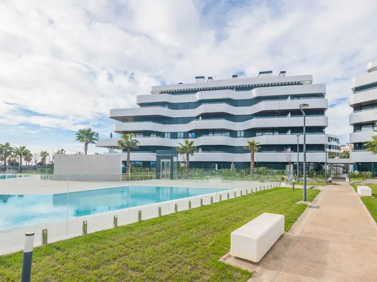 Vista exterior de Pis en venda en Torremolinos amb Aire condicionat, Piscina i Balcó