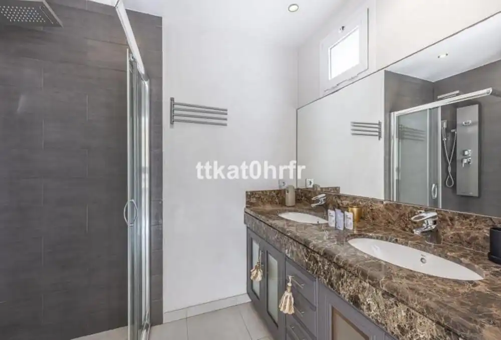 Bany de Apartament de lloguer en Marbella amb Aire condicionat, Terrassa i Moblat