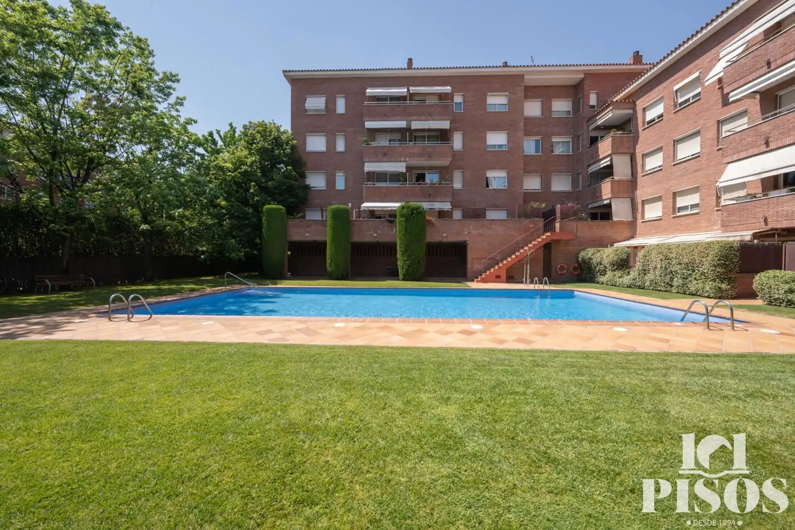 Swimming pool of Flat for sale in Sant Cugat del Vallès  with Heating, Terrace and Storage room
