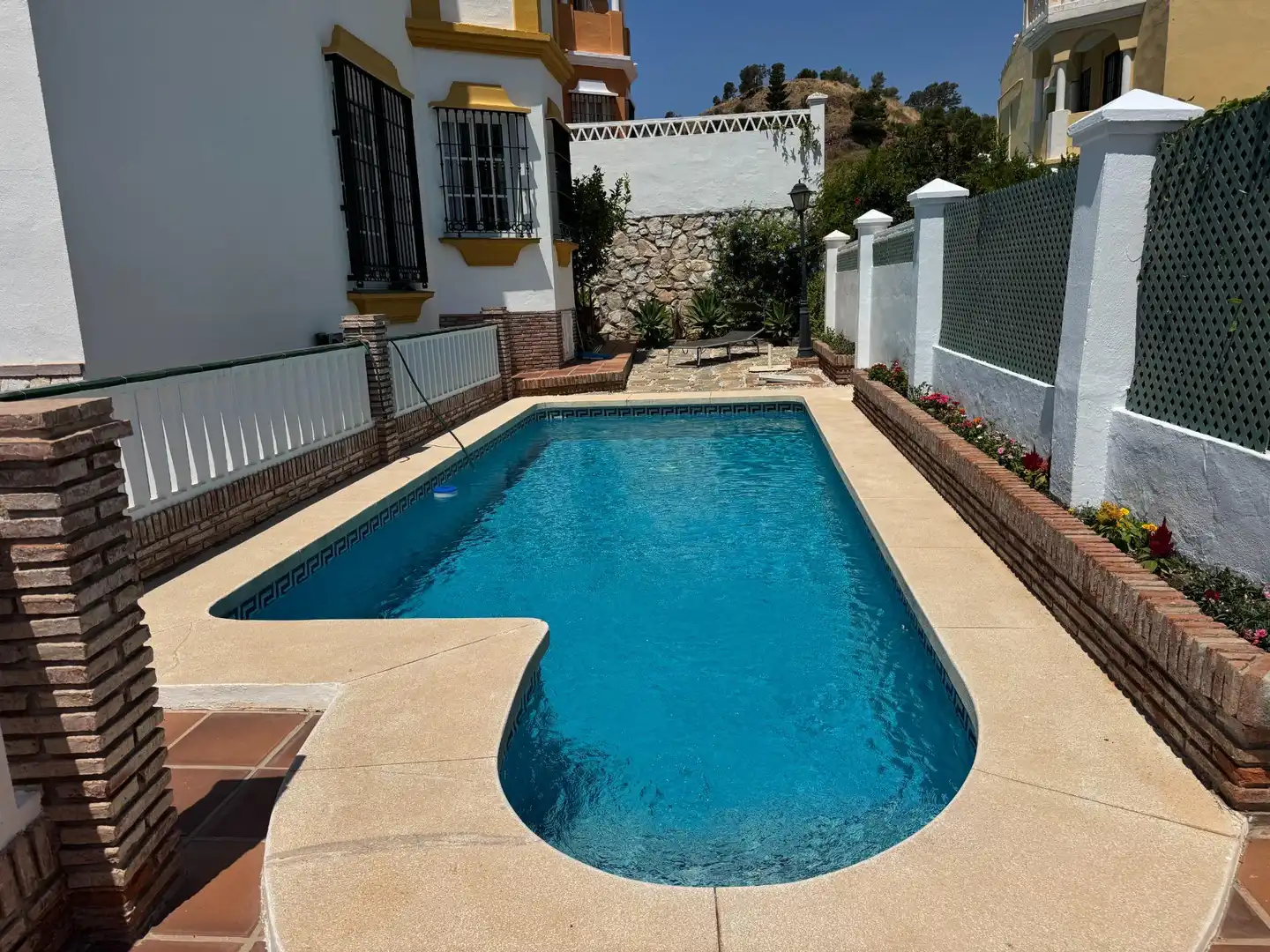 Piscina de Casa adosada en venda en Málaga amb Aire condicionat, Calefacció i Jardí privat