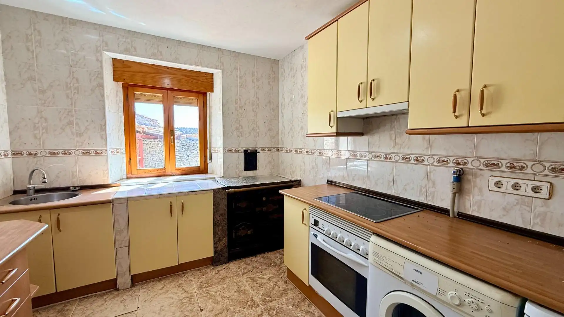 Kitchen of Houses for sale in Viloria  with Heating, Private garden and Furnished