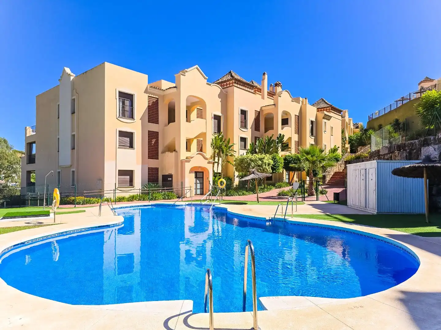 Vista exterior de Piso en venta en Estepona con Aire acondicionado, Terraza y Balcón