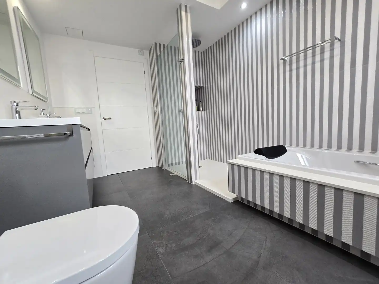 Bany de Casa o xalet en venda en Vigo  amb Calefacció, Jardí privat i Terrassa