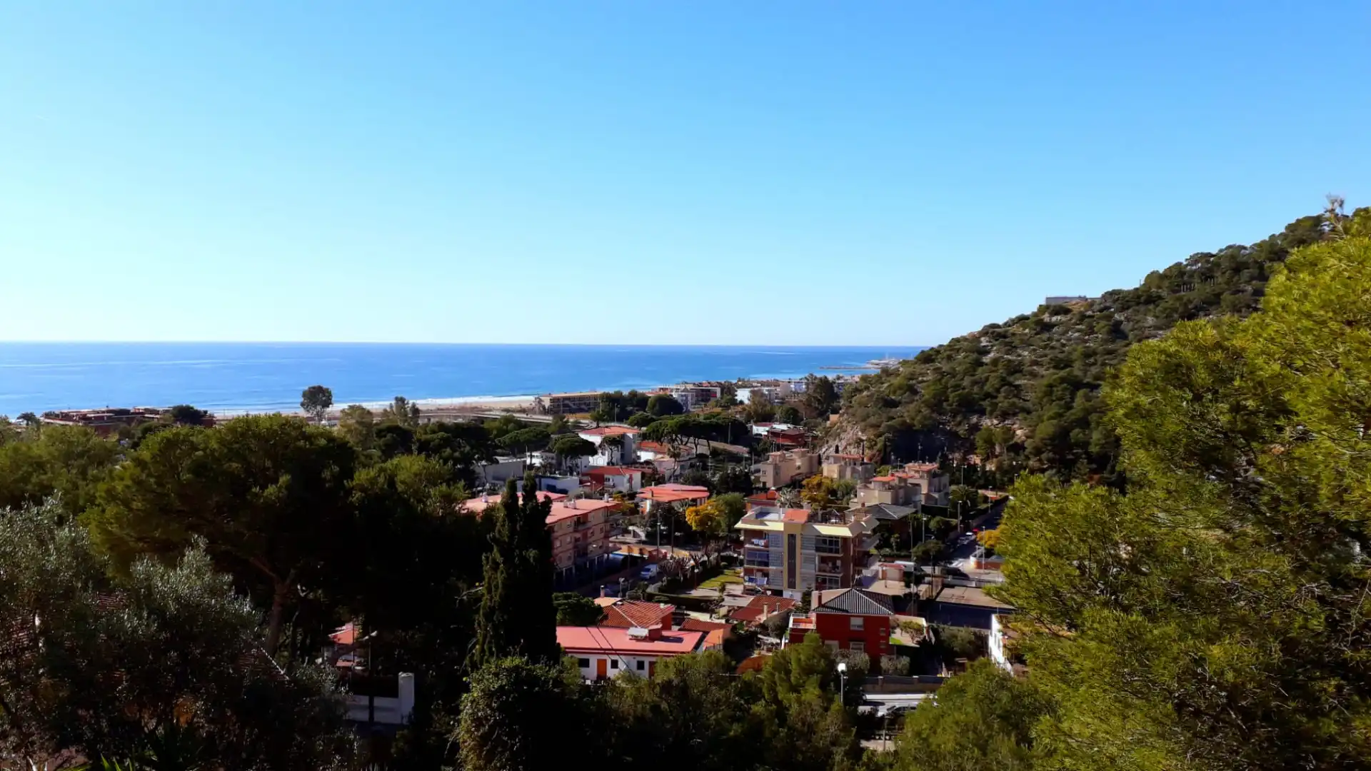 Vista exterior de Casa o xalet en venda en Castelldefels amb Aire condicionat, Calefacció i Jardí privat