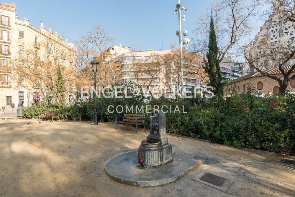 Vista exterior de Edifici en venda en Barcelona