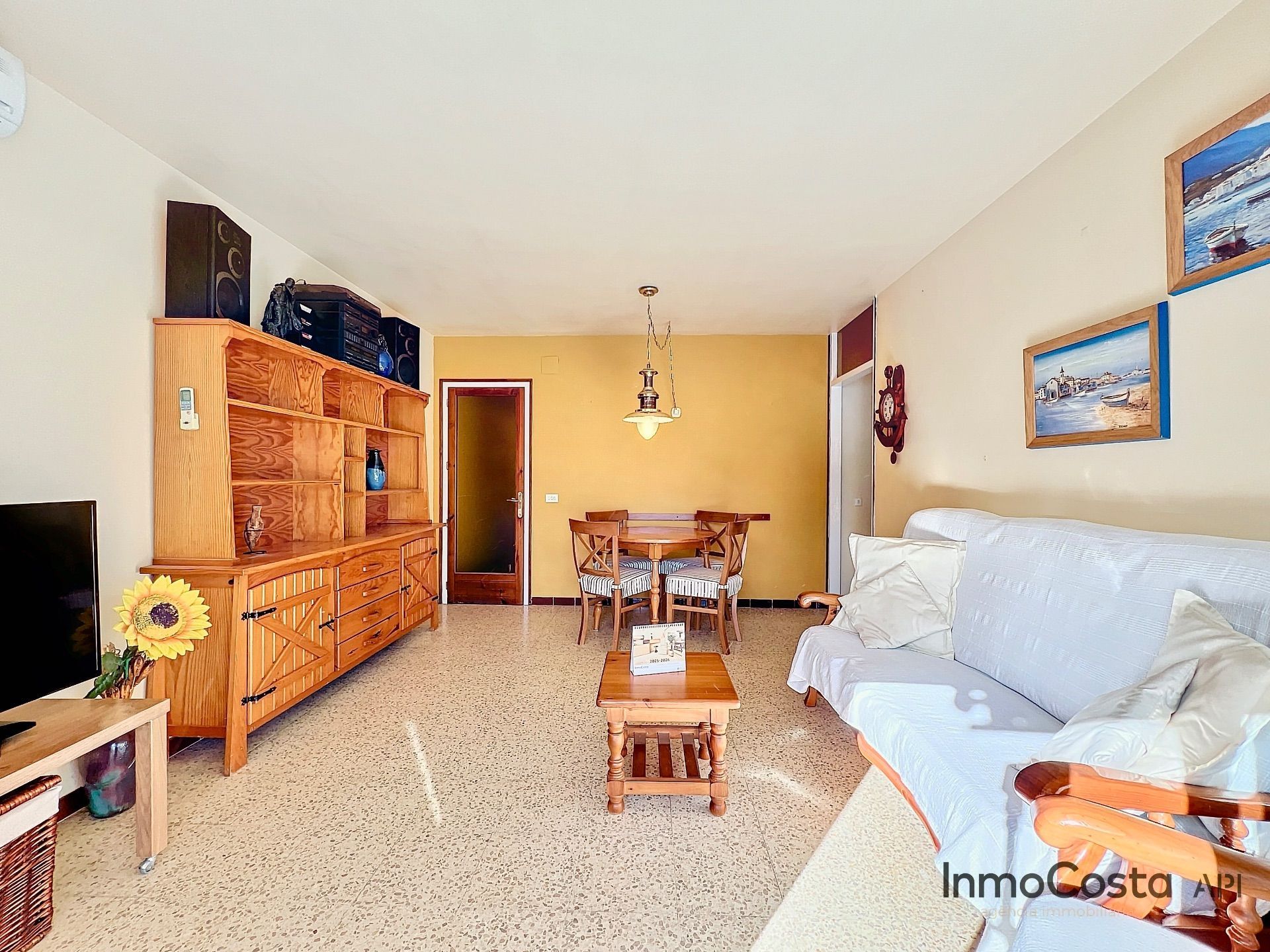 Sala d'estar de Apartament en venda en L'Estartit amb Aire condicionat, Calefacció i Moblat