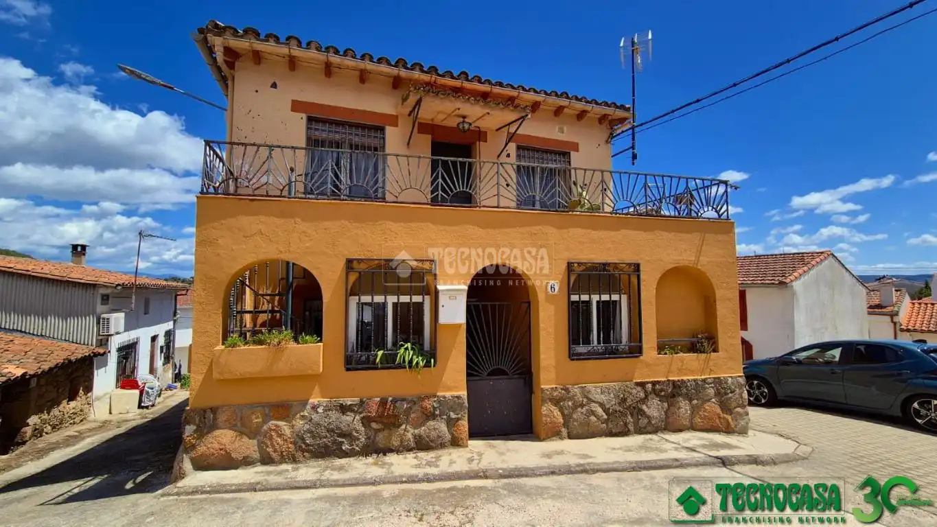 Vista exterior de Casa adosada en venda en Lanzahíta amb Aire condicionat i Calefacció