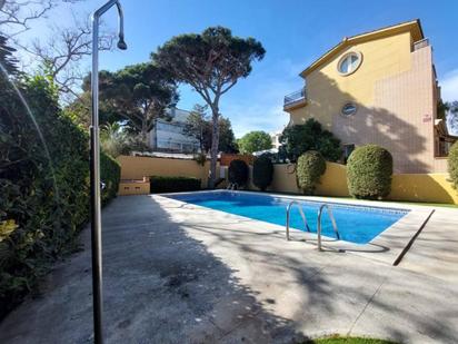 Piscina de Casa o xalet en venda en Castelldefels amb Aire condicionat i Terrassa