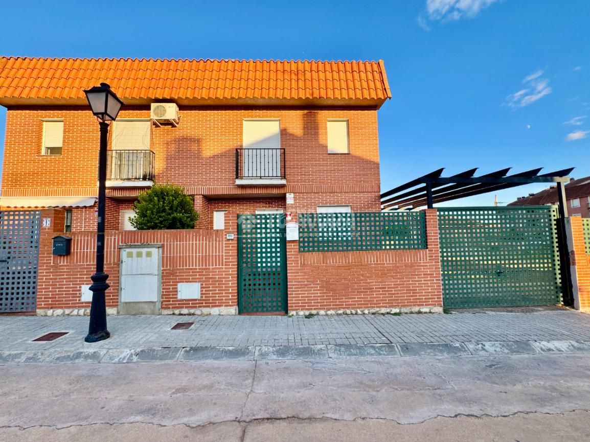 Vista exterior de Casa adosada en venda en Yunquera de Henares