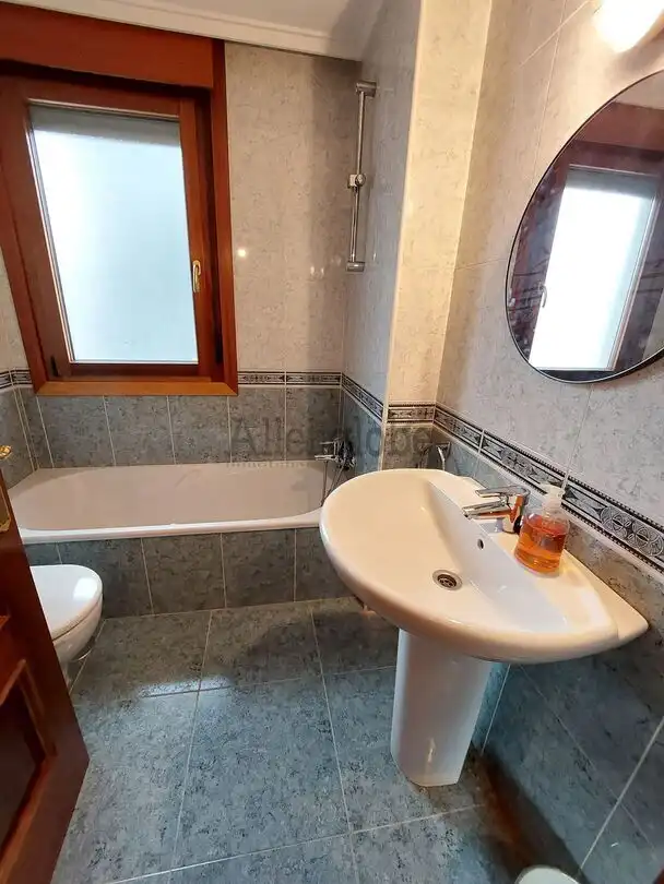 Baño de Piso de alquiler en Oviedo  con Calefacción
