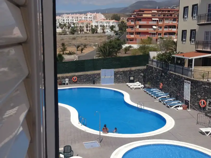 Flat with pool to rent in Calle la Tosca 5