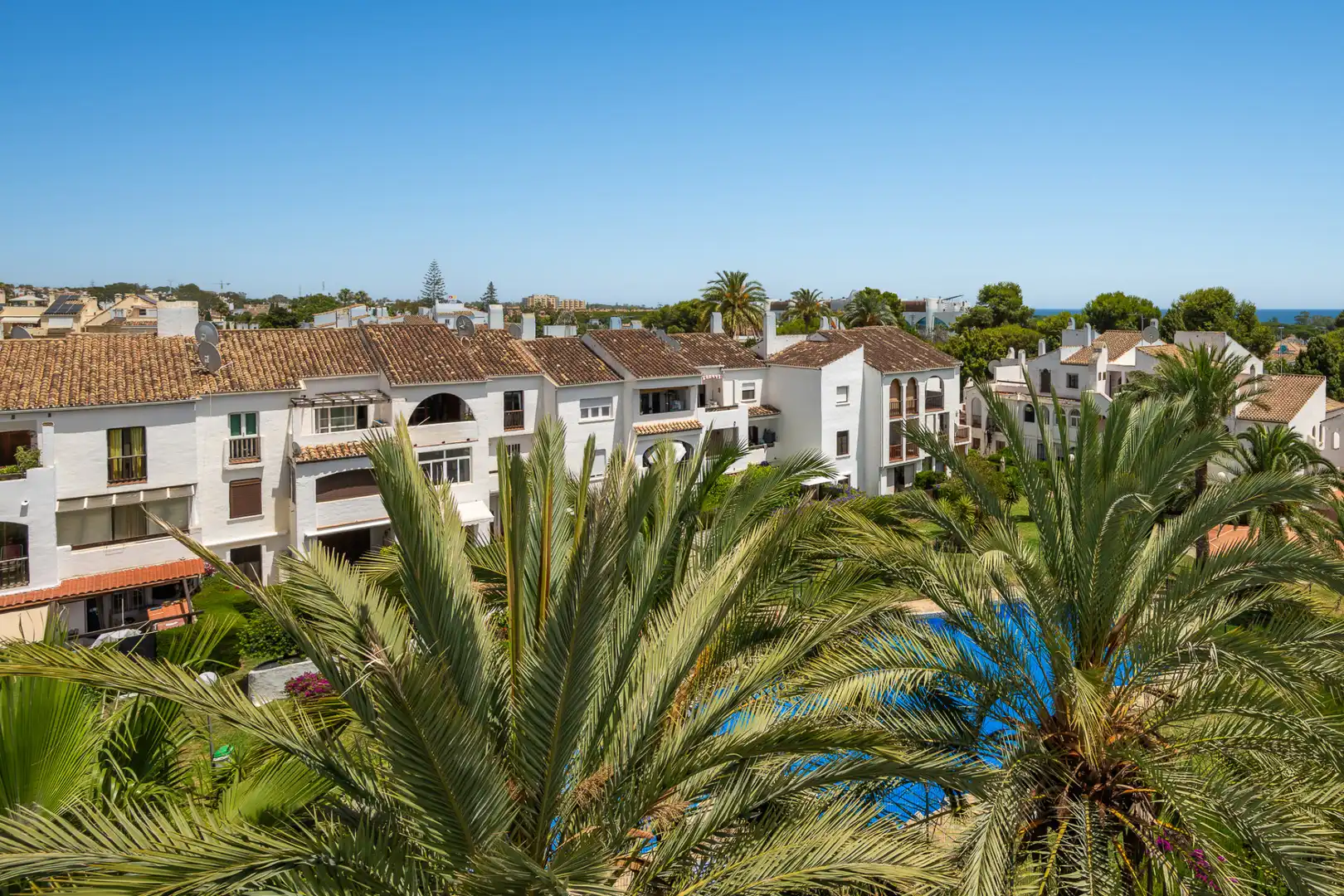 Außenansicht von Dachboden zum Verkauf in Estepona mit Klimaanlage, Heizung und Terrasse