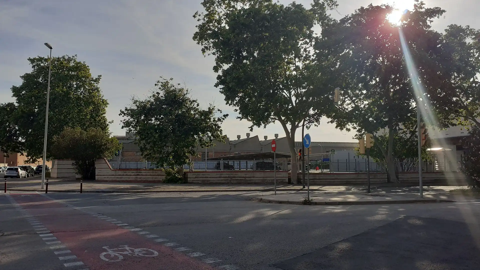 Vista exterior de Nau industrial en venda en L'Hospitalet de Llobregat