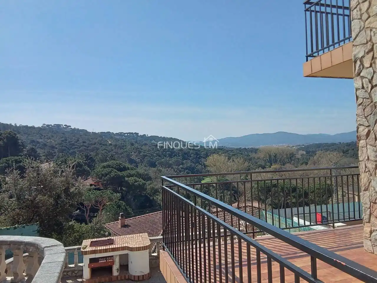 Vista exterior de Casa adosada en venda en Tordera amb Jardí privat, Terrassa i Piscina