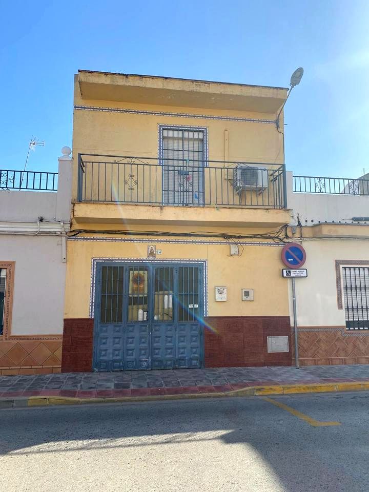 Vista exterior de Casa o xalet en venda en Dos Hermanas amb Terrassa