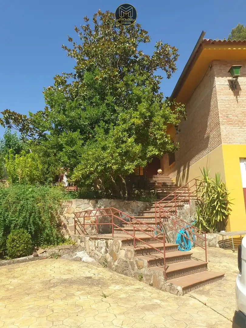 Vista exterior de Casa o xalet en venda en Andújar amb Aire condicionat, Calefacció i Piscina