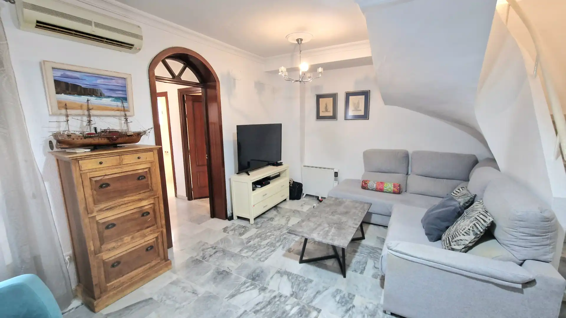 Sala de estar de Casa adosada en venta en Mairena del Aljarafe con Aire acondicionado
