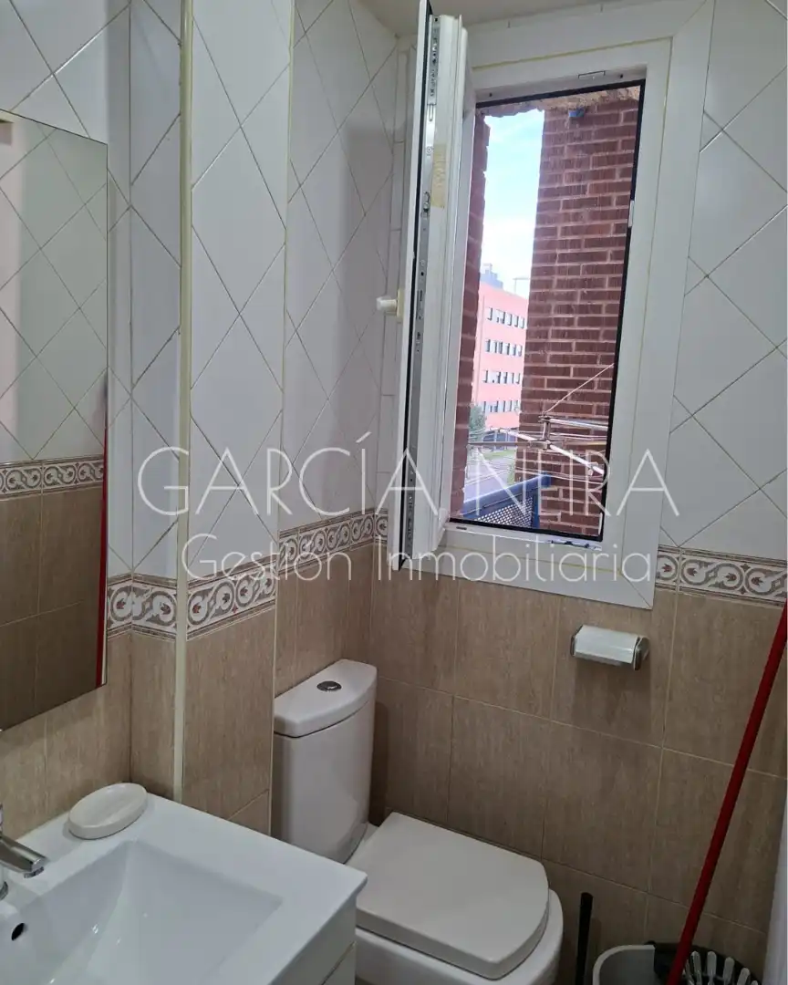 Bany de Pis en venda en Oviedo  amb Calefacció, Parquet i Moblat