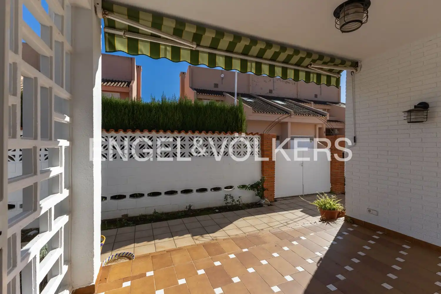 Vista exterior de Casa o xalet en venda en Sagunto / Sagunt amb Aire condicionat, Calefacció i Jardí privat