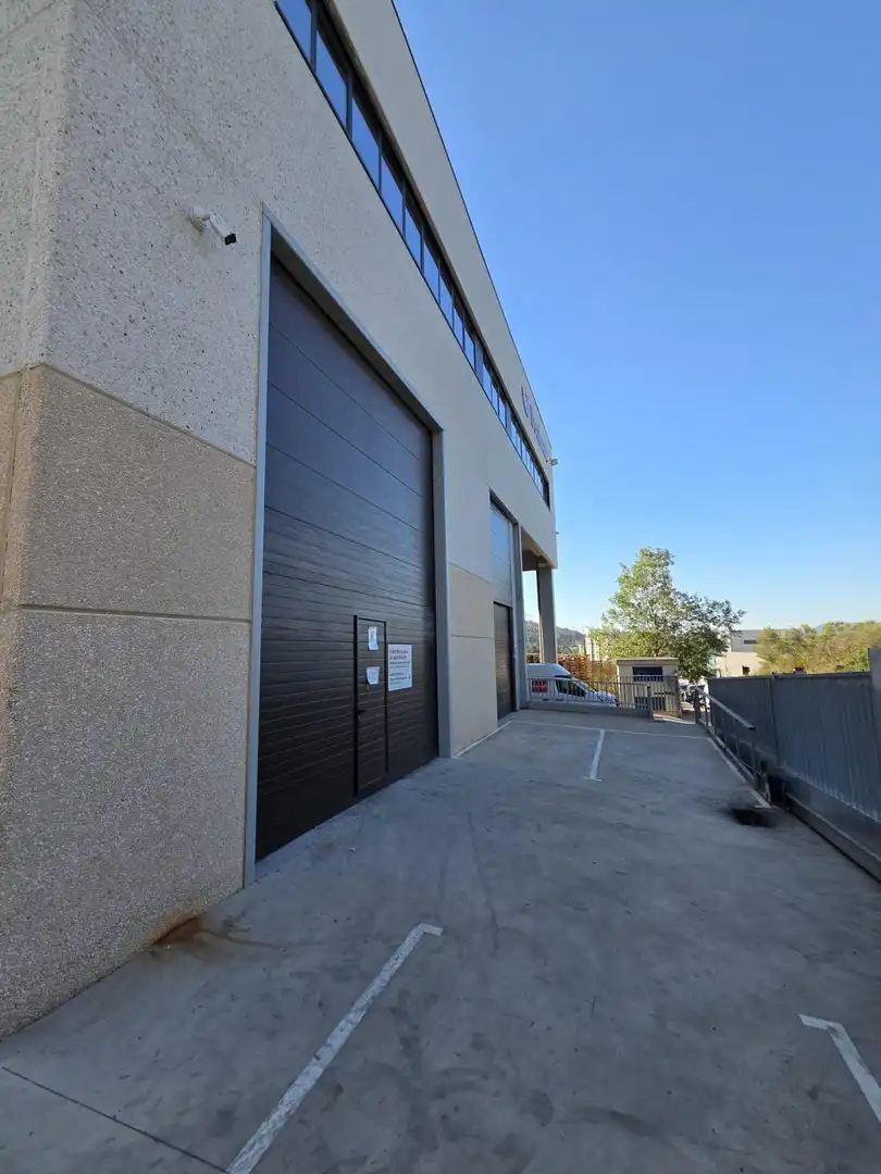 Vista exterior de Nave industrial en venta en Rubí
