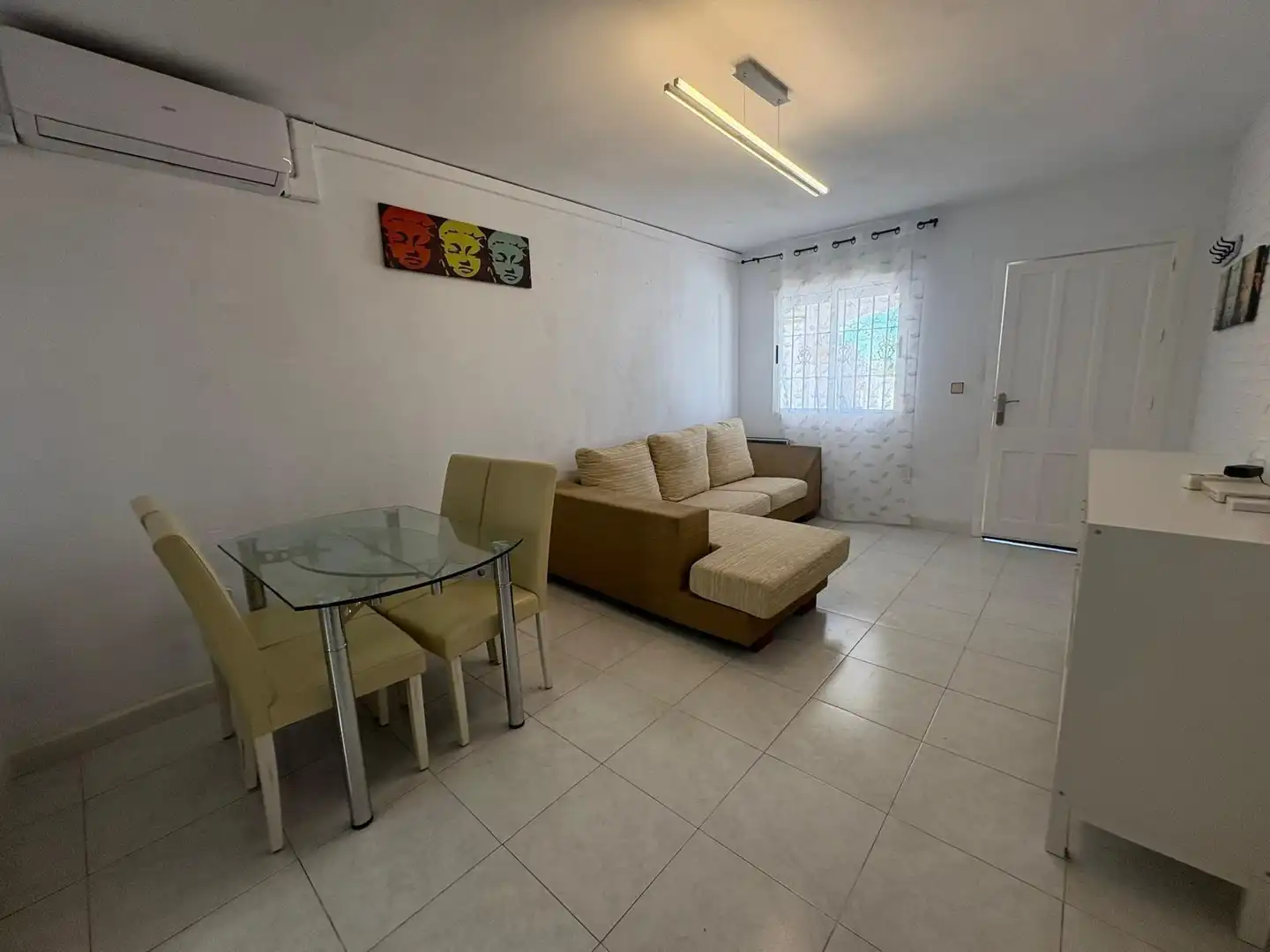 Sala d'estar de Casa o xalet en venda en Torrevieja amb Moblat i Piscina comunitària