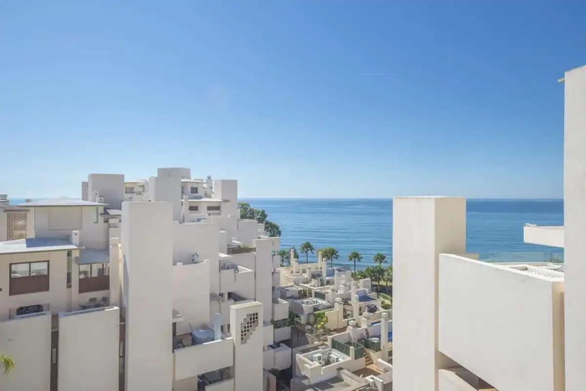 Vista exterior de Ático de alquiler en Estepona con Aire acondicionado, Terraza y Piscina
