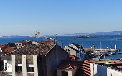 Vista exterior de Casa adosada en venda en Vilagarcía de Arousa amb Jardí privat