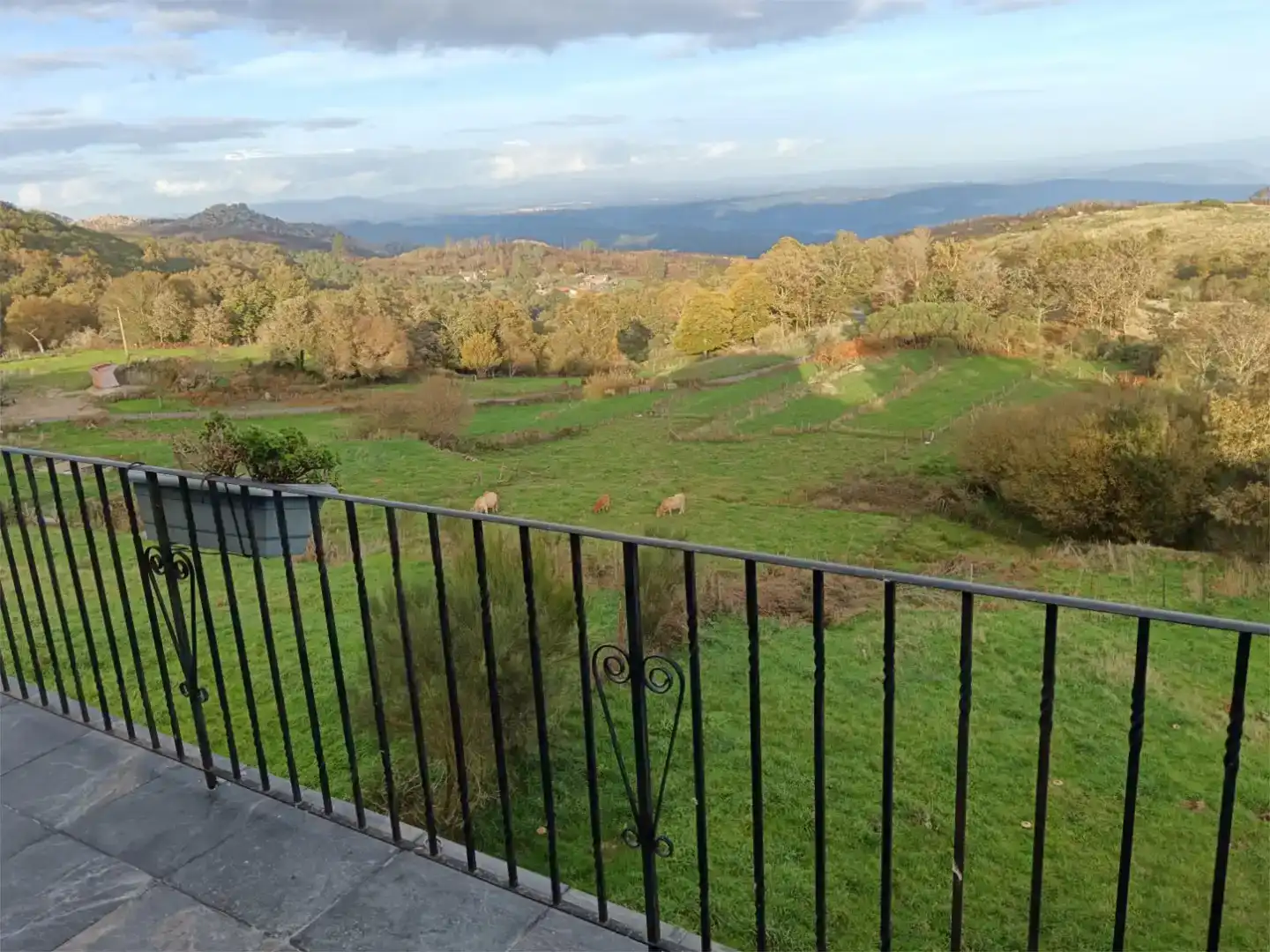 Terrasse von Wohnung zur Miete in Carballeda de Avia mit Privatgarten, Abstellraum und Schwimmbad