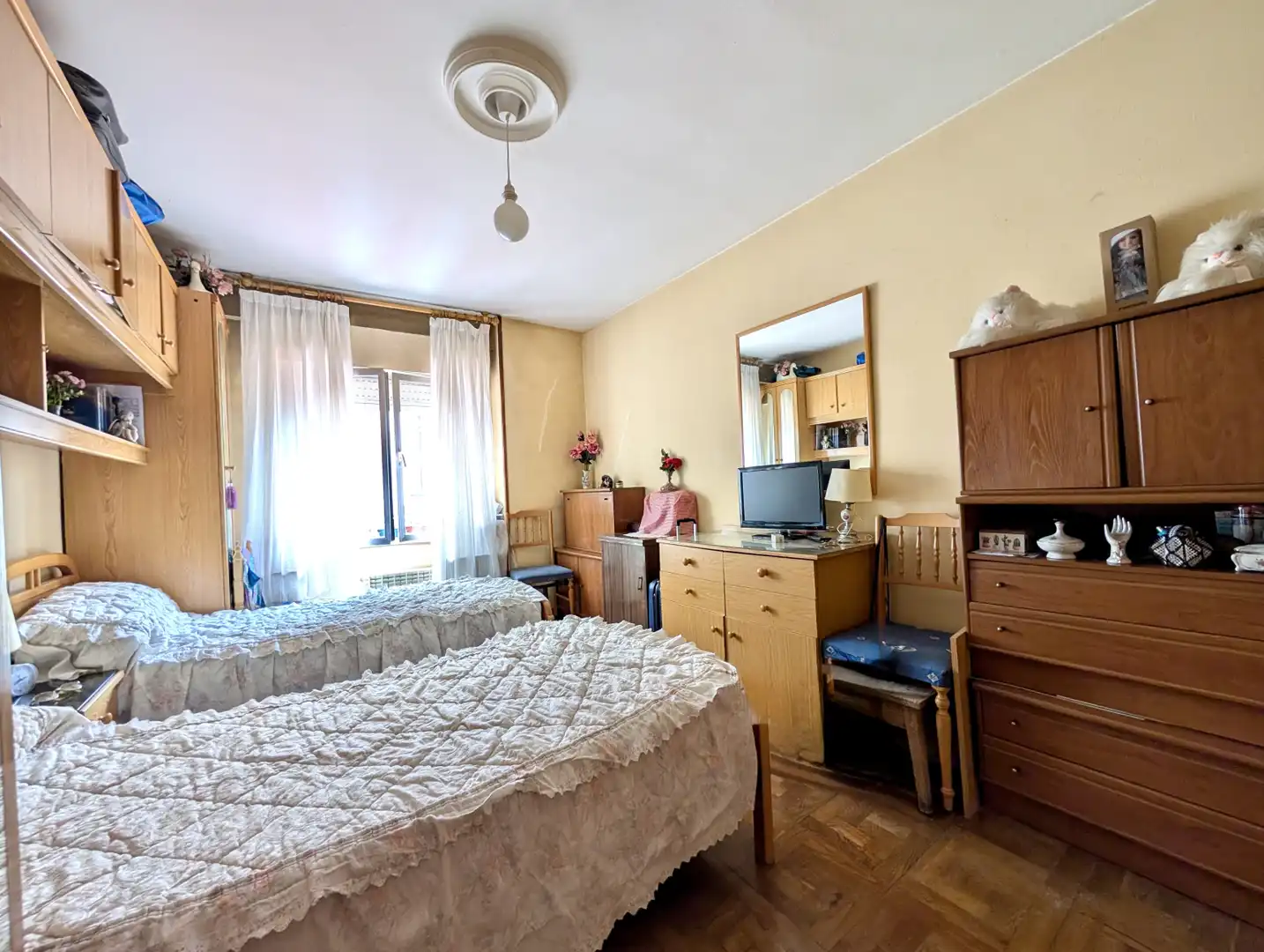 Dormitori de Pis en venda en Oviedo  amb Calefacció, Parquet i Traster