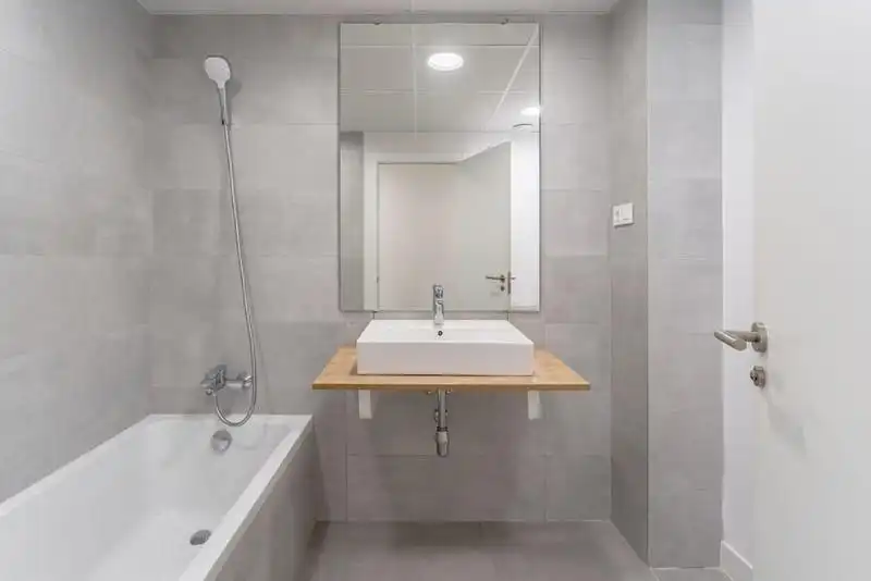 Baño de Planta baja de alquiler en Estepona con Aire acondicionado, Jardín privado y Terraza