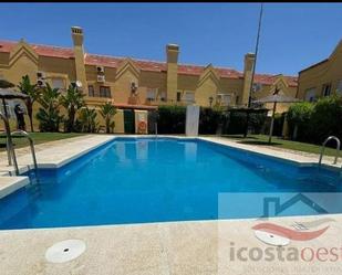 Vista exterior de Casa adosada en venda en El Puerto de Santa María amb Piscina comunitària