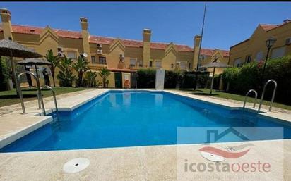 Vista exterior de Casa adosada en venda en El Puerto de Santa María amb Piscina comunitària