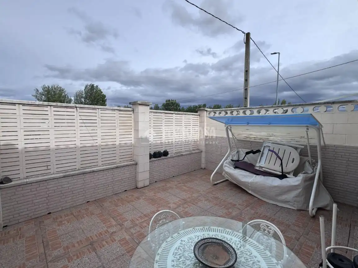 Terrassa de Casa adosada en venda en Villasabariego amb Domòtica i Piscina comunitària