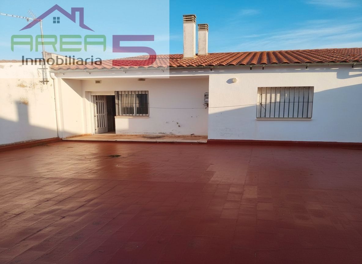 Vista exterior de Pis en venda en Cabeza del Buey amb Terrassa i Balcó