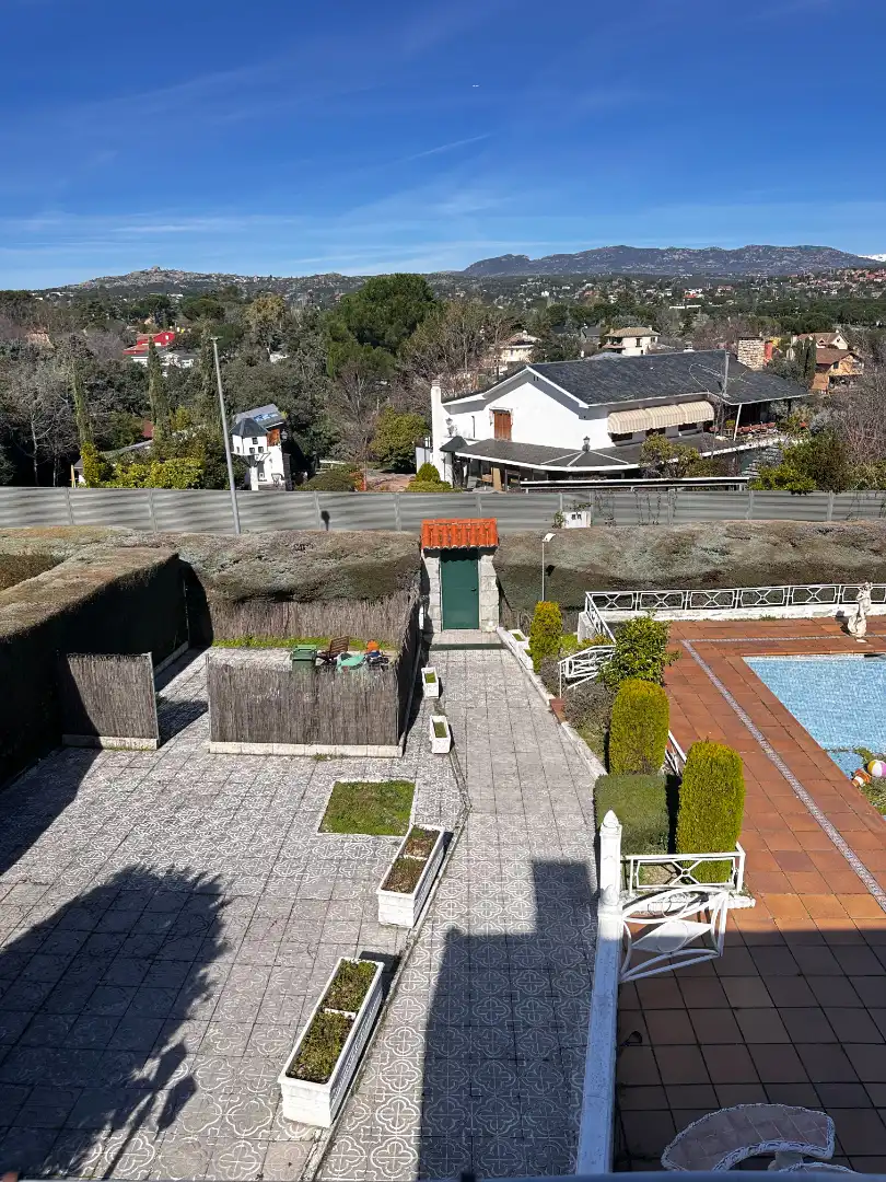 Vista exterior de Casa o chalet en venta en Las Rozas de Madrid con Aire acondicionado, Calefacción y Jardín privado