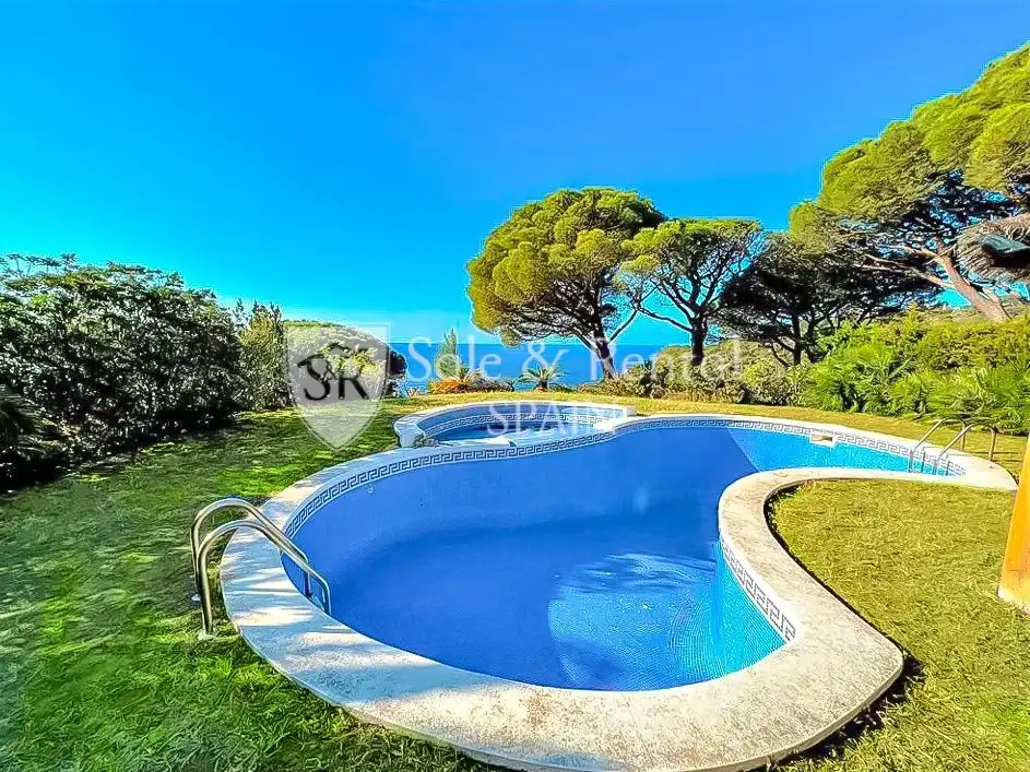 Schwimmbecken von Wohnung zum Verkauf in Sant Feliu de Guíxols mit Heizung, Privatgarten und Terrasse